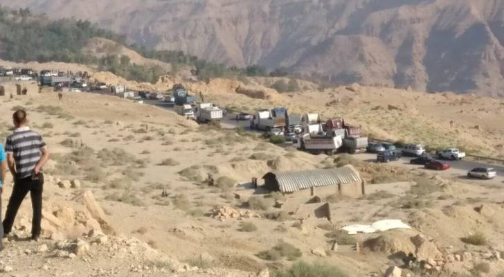 جانب من اغلاق طريق الكرك - الاغوار الجنوبية 