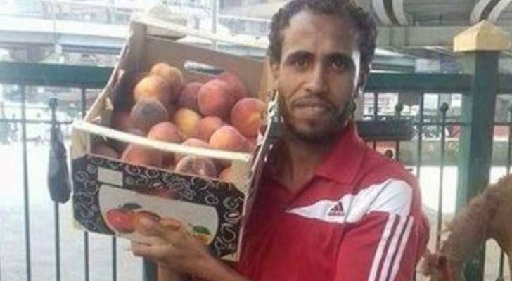 أفضل لاعب مصري بمونديال إيطاليا يبيع فاكهة