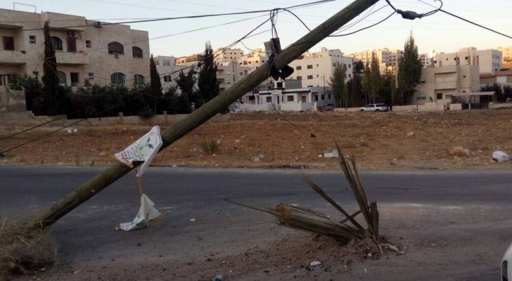 بالصور.. اقتلاع عامود للاتصالات بسبب انحراف مركبة في عمان