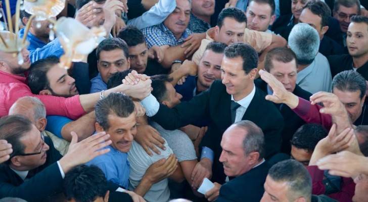 الأسد يؤدي صلاة العيد قرب جيب انسحبت منه تنظيم داعش 