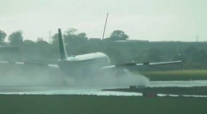 بالفيديو.. هبوط اضطراري “مخيف” لطائرة في أيرلندا