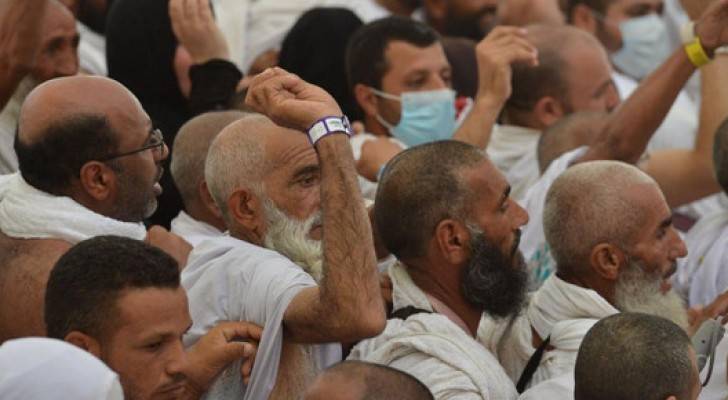 الحجاج يرمون الجمرات في ثالث أيام التشريق 