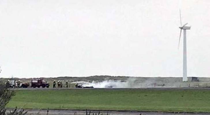 تحطم طائرة وانفجار ضخم في مطار ويلز ..فيديو
