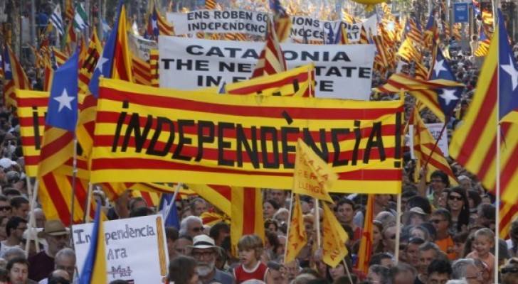 اسبانيا تلاحق قادة كاتالونيا قضائيا بعد الدعوة لتنظيم استفتاء حول الاستقلال
