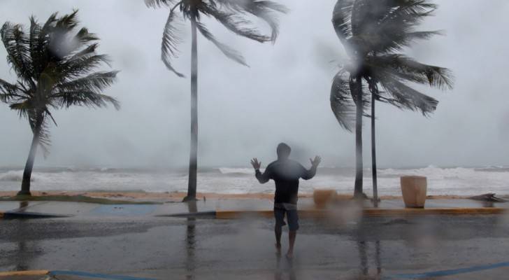 الاعصار نورما يتراجع لعاصفة استوائية مع اقترابه من المكسيك
