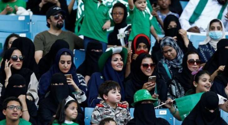 السعودية تسمح للمرأة ولأول مرة بدخول استاد رياضي في اليوم الوطني