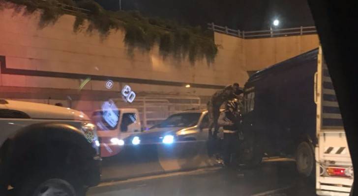 إصابتان بانزلاق مركبتين بسبب الأمطار في عمان