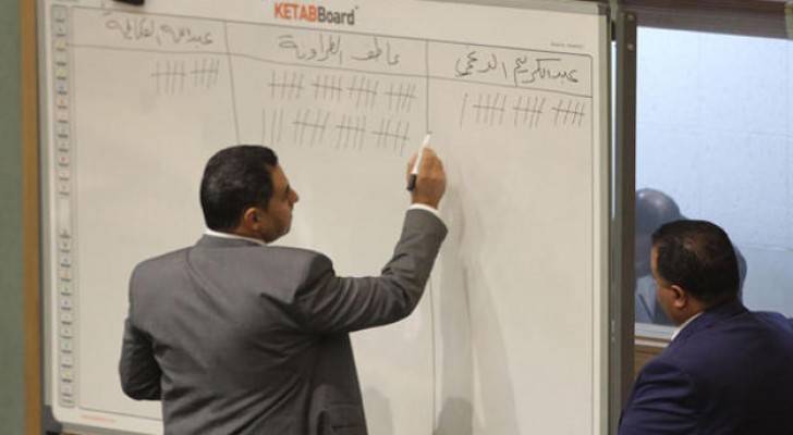 موظفا مجلس نواب يسجلان أرقام الفرز لانتخابات رئاسة المجلس