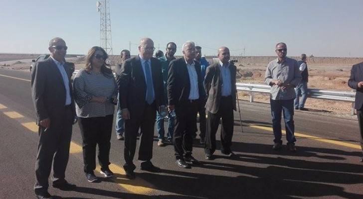 الوزير هلسة خلال افتتاح الطريق