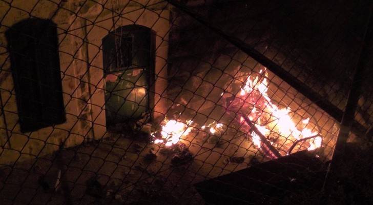 مستوطنون يحاولون إحراق مسجد في الخليل