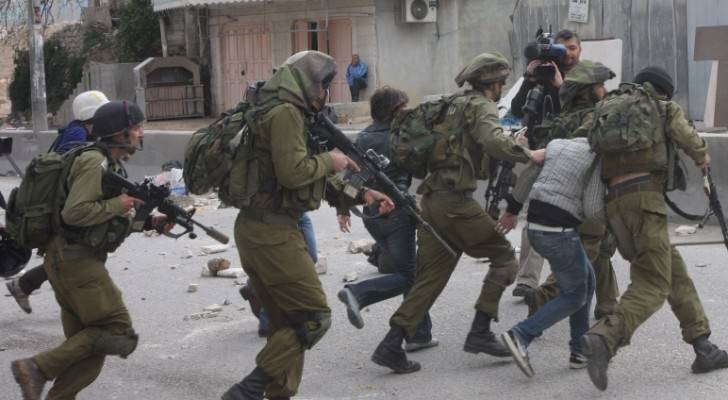 الاحتلال يعتقل ١٤ فلسطينيا
