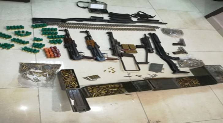 ضبط شخص بحوزته أسلحة ناريه اتوماتيكيه وذخائر في مداهمة باربد