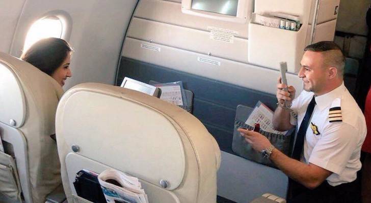 طيار يخطب فتاة على متن طائرة الملكية