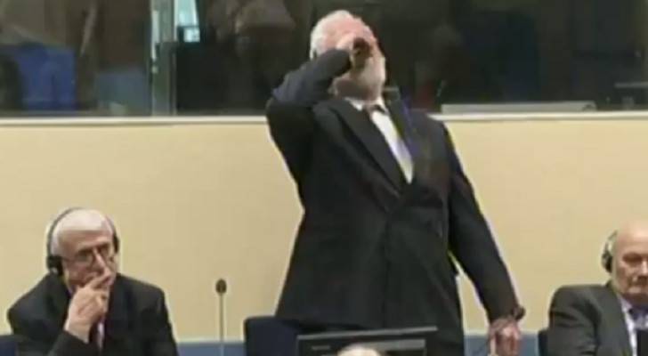بالفيديو. . متهم بمذابح في البوسنة يشرب السم بالمحكمة خلال استماعه للحكم في لاهاي
