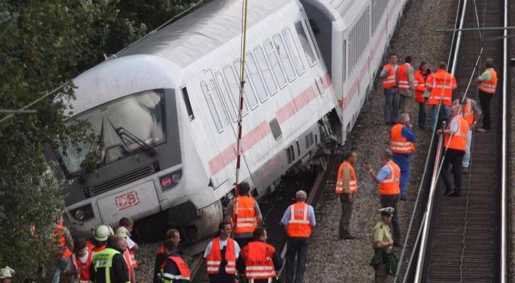 عشرات الإصابات في تصادم قطارين بألمانيا