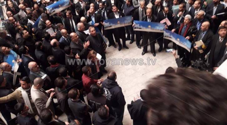 بالصور.. عشرات المحامين يقفون نصرة للقدس في عمّان