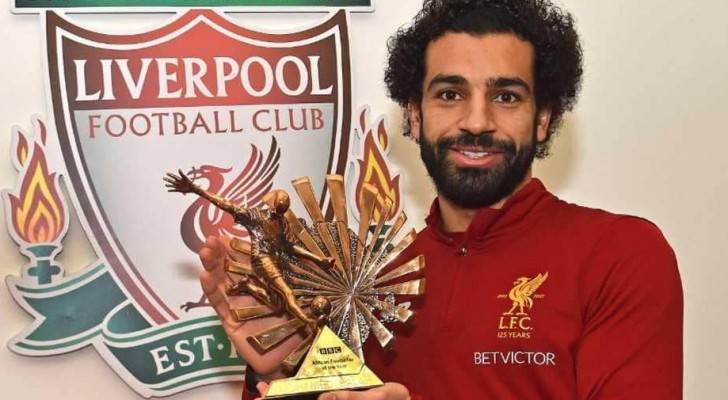 محمد صلاح يحمل الجائزة