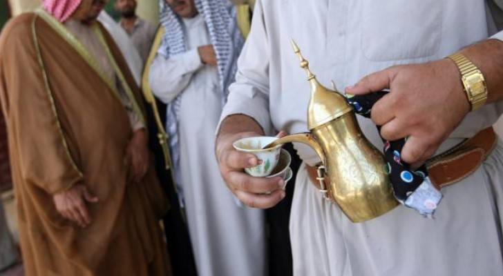 'مكافحة الأوبئة' تحذر الأردنيين من عادة تقديم القهوة بفنجان واحد
