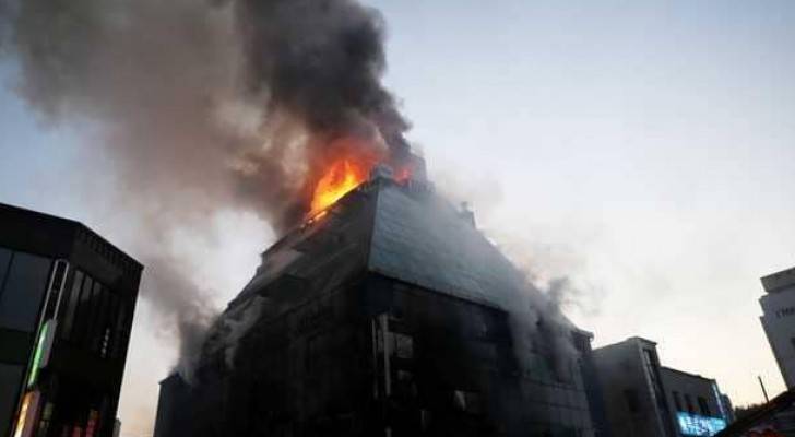 صور اللهب وأعمدة الدخان الكثيفة المنبعثة من المبنى المؤلف من 8 طبقات