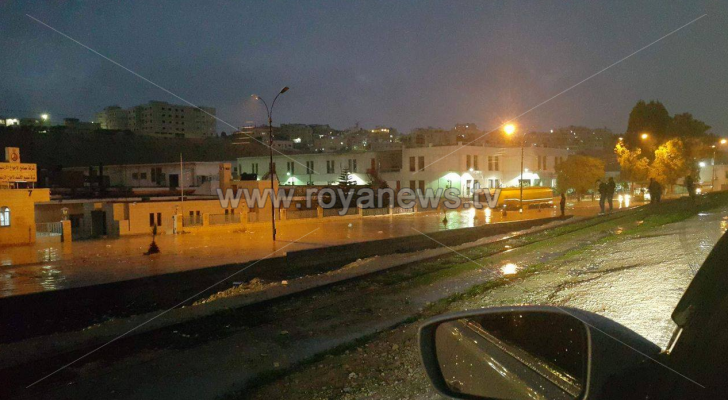 اغلاق طريق الرصيفة الزرقاء بسبب ارتفاع منسوب المياه تحت جسر الـ 100