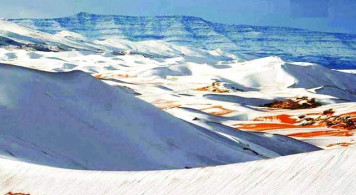 الثلوج تكسو رمال الصحراء الكبرى في ظاهرة نادرة