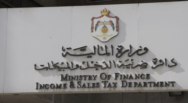 مطالبات بإلغاء فرض 10% ضريبة مبيعات على الكتب