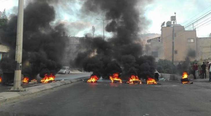 الصورة أرشيفية لاغلاق طريق بالاطارات المشتعلة