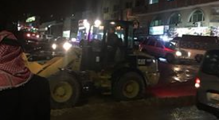 تسرب لمادة الديزل يعيق حركة المركبات في الكرك
