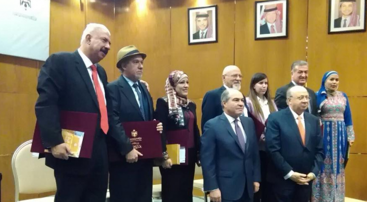 الملقي يوزع جوائز تقديرية والتشجيعية