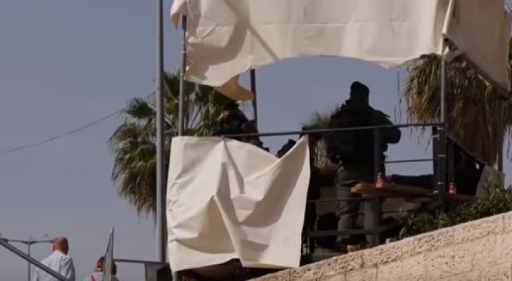 لاحتلال يقيم برج مراقبة جديد عند مدخل باب العامود