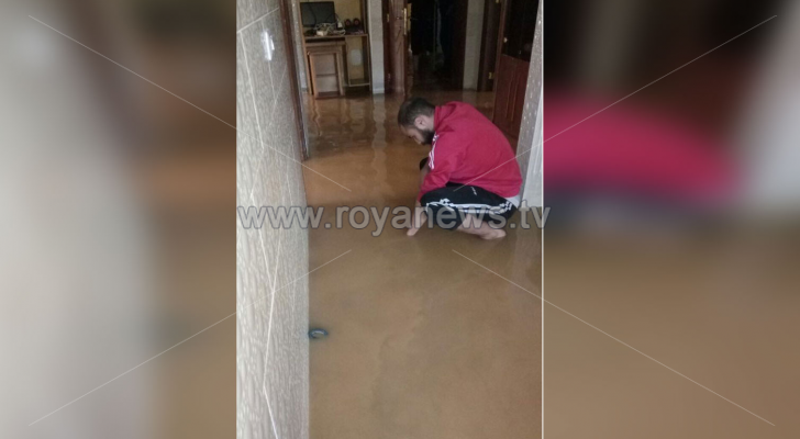 صورة تبين المياه التي داهمت احد المنازل في ماركا