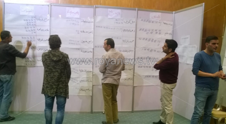 جتانب من عملية فرز الاصوات