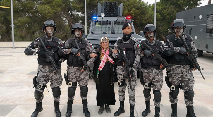 نشامى الدرك خلال التقاطهم صورة مع احدى السيدات