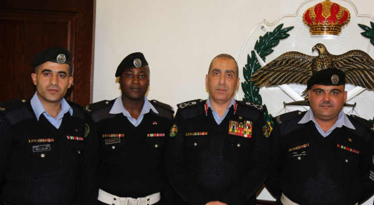 مدير الامن يكرم 3 من رجال الأمن العام لضبطهم شخصا مسلحا