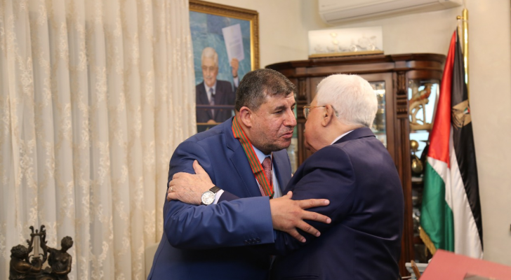 محمود عباس يكرم رئيس لجنة فلسطين النيابية النائب يحيى السعود