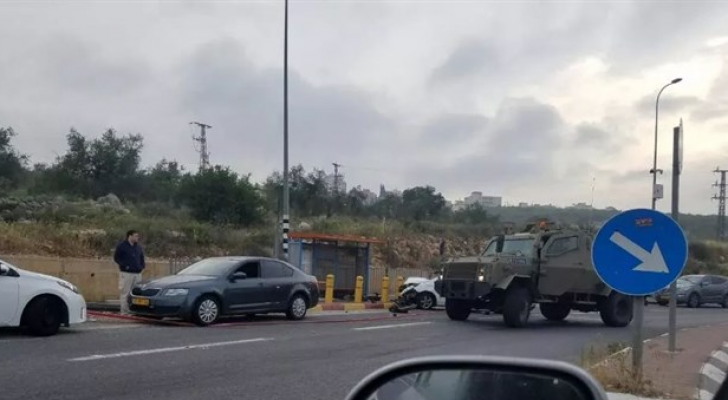 اصطدمت المركبة بمحطة انتظار الحافلات