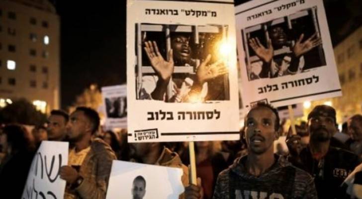 المئات يتظاهرون في تل أبيب احتجاجا على إلغاء اتفاق بشأن المهاجرين الأفارقة