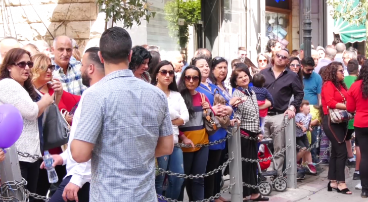 مئات الفلسطينيين يجتمعون وسط رام الله المحتلة للاحتفال بسبت النور
