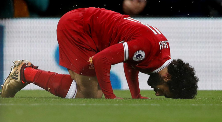 محمد صلاح يسجد محتفلا بتسجيله هدف (ارشيف)