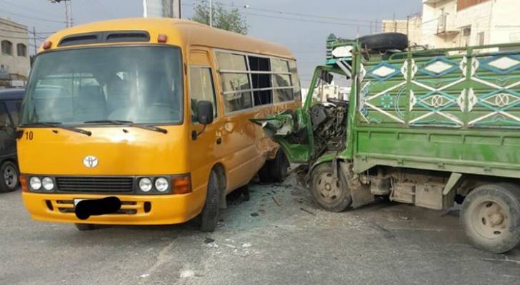 5 إصابات بتصادم باص مدرسة و"بكب" في عمان.. صور