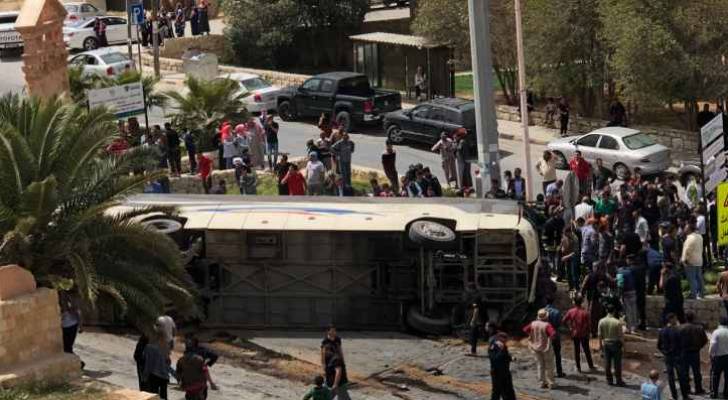 بالفيديو: لحظة وقوع حادث الحافلة السياحية في البترا