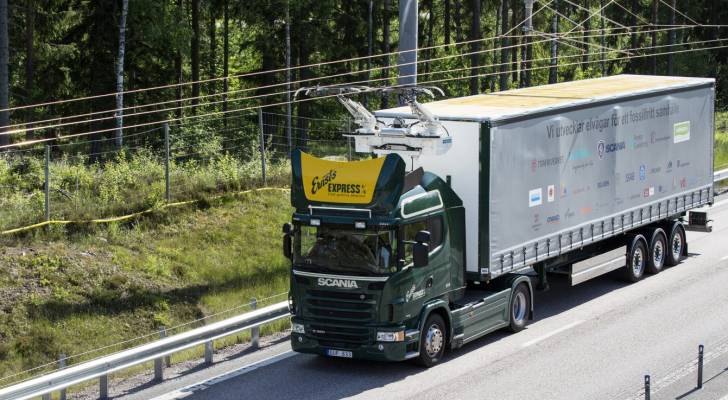 السويد تفتتح أول طريق مُكهرَب في العالم لشحن المركبات ..فيديو