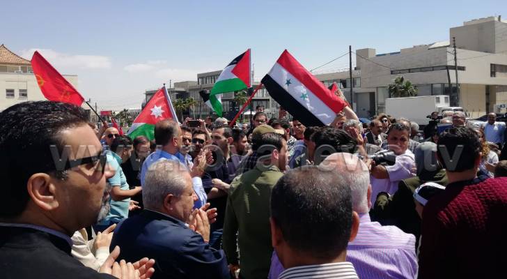 أردنيون يحتجون أمام السفارة السورية على الضربة العسكرية الغربية.. صور