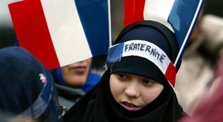 سحب الجنسية الفرنسية من جزائرية بعد رفضها مصافحة مسؤولين بباريس