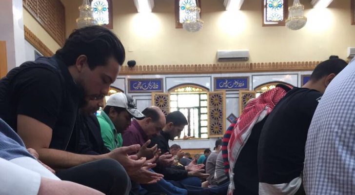 ولي العهد يشارك المصلين ثلاة الجمعة
