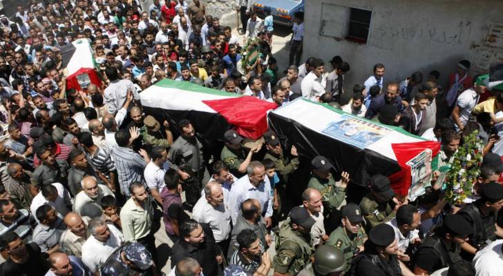 الفلسطينيون يشيعون اربعةِ شهداءَ استشهدوا في مسيراتِ العودة بغزة