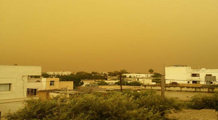 الغبار يحول نهار مناطق بالمملكة إلى ليل .. صور وفيديو