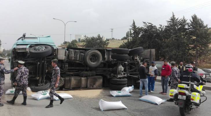 تدهور قلاب على مدخل المدينة الصناعية في عمان.. صور وفيديو