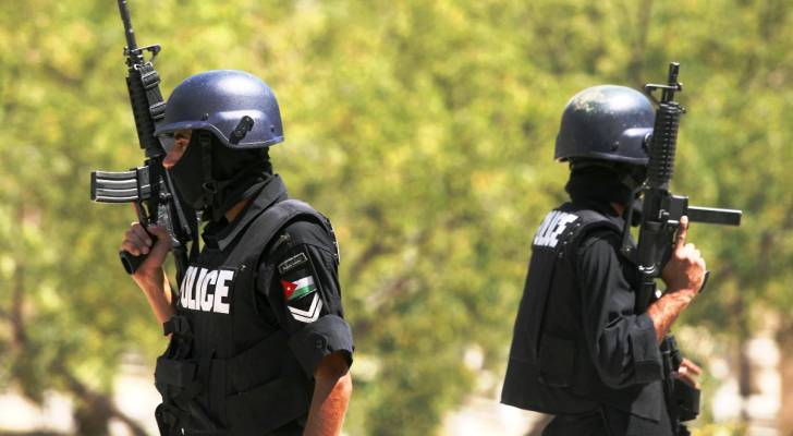 القبض على شخصين بحوزتهما مخدرات بعد مطاردة أمنية في عمان