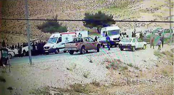 بالفيديو.. 4 إصابات بتصادم مركبتين في وادي موسى